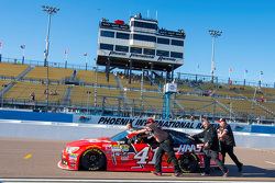 El coche de Kurt Busch, Stewart-Haas Racing Chevrolet siendo empujado en los pits