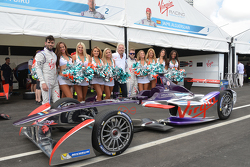 Richard Branson con edecanes de Virgin Racing
