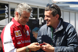 Maurizio Arrivabene, Director Deportivo de Ferrari, junto a Guenther Steiner, Director Deportivo de