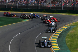Льюис, Mercedes AMG F1 leads
