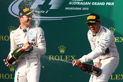 El ganador de la carrera, Lewis Hamilton, Mercedes AMG F1, segundo lugar, Nico Rosberg, Mercedes AMG F1 W06 y el tercer lugar, Sebastian Vettel, Ferrari