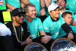 El ganador de la carrera, Lewis Hamilton, Mercedes AMG F1, celebra con el equipo