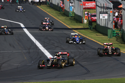 Romain Grosjean, Lotus F1 E23 devant son équipier Pastor Maldonado, Lotus F1 E23 lors du tour de formation