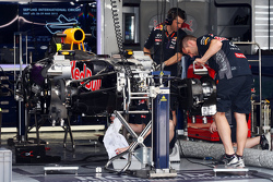 El RB11 Red Bull Racing se prepara en el pitbox