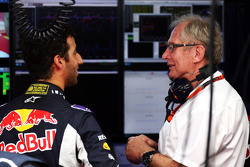 (De izquierda a derecha): Daniel Ricciardo, Red Bull Racing con el Dr. Helmut Marko, Red Bull Motorsport Consultor