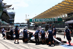 Валттери Боттас, Williams FW37 и Фелипе Масса, Williams FW37 в боксах