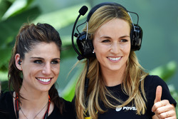 (Gauche à droite): Lucia Villalon Puras, journaliste et Carmen Jorda, pilote de développement Lotus F1 Team