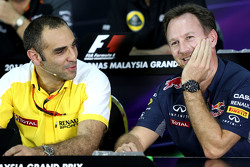 Глава Renault Sport F1 Сириль Абитбуль и спортивный директор Red Bull Racing Кристиан Хорнер