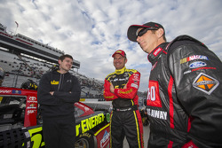 Clint Bowyer, Michael Waltrip Racing Toyota, Greg Biffle, Roush Fenway Racing Ford