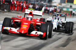 Valtteri Bottas, Williams FW37 derrière Kimi Raikkonen, Ferrari SF15-T
