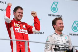 Себастьян Феттель Scuderia Ferrari и Нико Росберг Mercedes AMG F1 Team