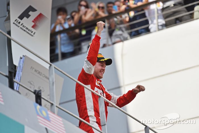 Ganador de la Carrera Sebastian Vettel, Ferrari celebra en el podio