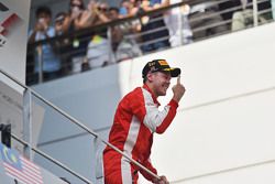 Vencedor Sebastian Vettel, Ferrari celebra no pódio