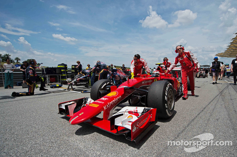 基米·莱库宁, 法拉利 sf15-t赛车在起步线上