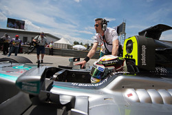 Льюис Хэмилтон Mercedes AMG F1 W06 на стартовой решетке