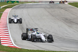 Фелипе Масса Williams FW37 опережает напарника Валттери Боттаса, Williams FW37