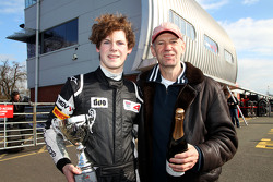 Harrison Newey und sein Vater Adrian Newey