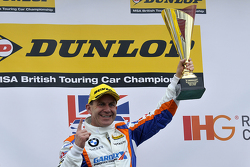 Le vainqueur de la course 1 Rob Collard