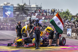 Дэвид Култард, Red Bull Racing машет индийским флагом на окончании шоу Red Bull 2015 в Неклейс Роад