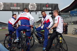 Chris Hoy discute avec Alexander Wurz, Stéphane Sarrazin et Mike Conway