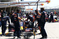 Daniel Ricciardo, Red Bull Racing RB11 et Daniil Kvyat, Red Bull Racing RB11 dans les stands