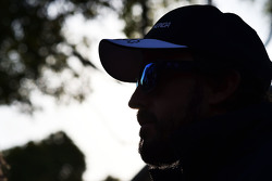 Fernando Alonso, McLaren, con la prensa