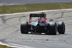 Даниил Квят, Red Bull Racing RB11 sends sparks flying