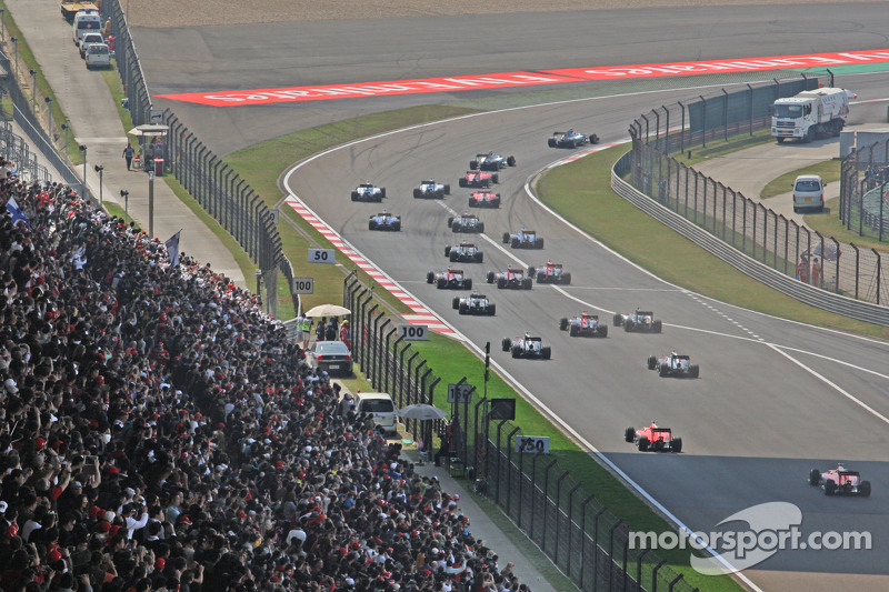 Льюіс Хемілтон, Mercedes AMG F1 W06, лідирує на початку гонки
