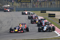 Daniil Kvyat, Red Bull Racing RB11, en Sergio Perez, Sahara Force India F1 VJM08, strijden om positi