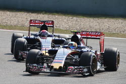Carlos Sainz Jr., Scuderia Toro Rosso STR10 devant son équipier Max Verstappen, Scuderia Toro Rosso STR10