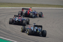 Даниил Квят, Red Bull Racing RB11 едет впереди Даниэля Риккардо, Red Bull Racing RB11 и Фернандо Ало