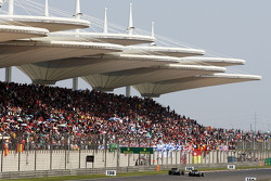 Нико Росберг, Mercedes AMG F1 W06 проходит Дженсона Баттона, McLaren MP4-30 на круг