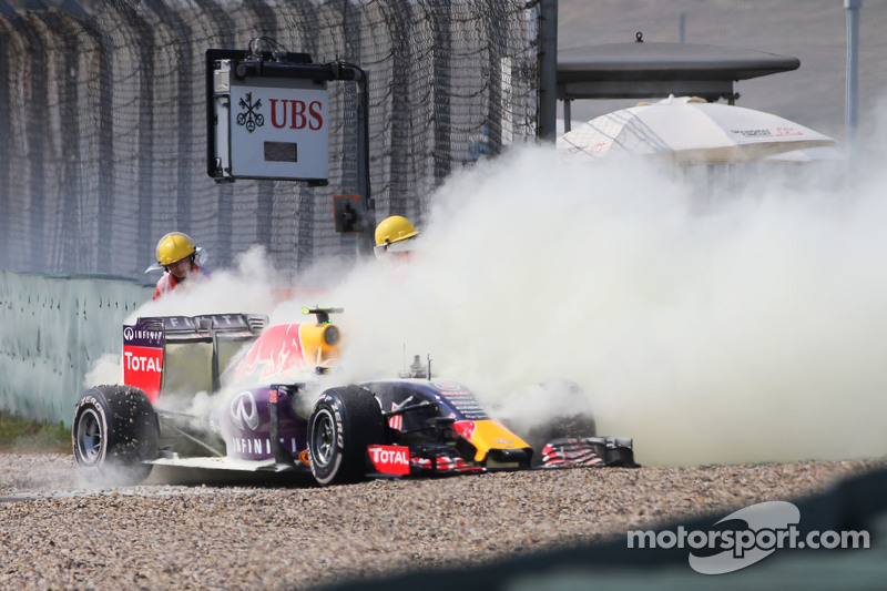 Daniil Kvyat, Red Bull Racing RB11 a abandonné avec un moteur cassé