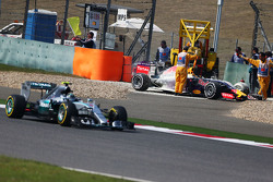 Daniil Kvyat se retira al tronar el motor de su Red Bull Racing RB11, is es rebasado por Nico Rosberg, Mercedes AMG F1 W06