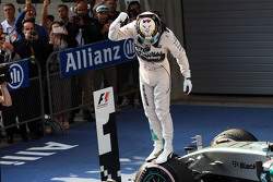 Победитель гонки Льюис Хэмилтон Mercedes AMG F1 празднует в закрытом парке