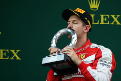 Себастьян Феттель Ferrari празднует свое третье место на подиуме