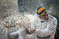 El ganador de la carrera, Lewis Hamilton Mercedes AMG F1 celebra con champagne
