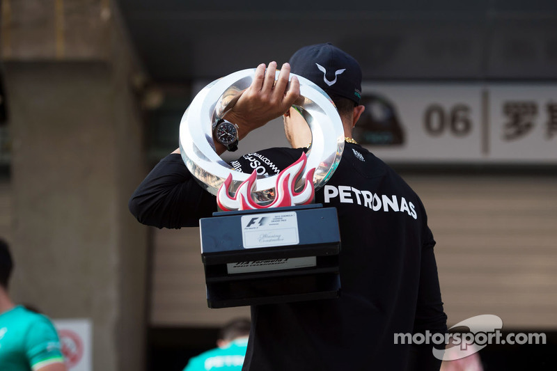 Ganador de la carrera, Lewis Hamilton Mercedes AMG F1, celebra con su equipo