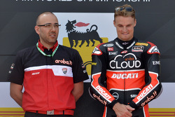 Le vainqueur Chaz Davies, Ducati Team, sur le podium
