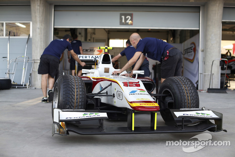 Mekanik Campos Racing sedang mendorong mobil Rio Haryanto menuju garasi.