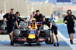 Red Bull Racing RB11 Даниила Квята, толкают на пит-лейн во время третьей тренировки