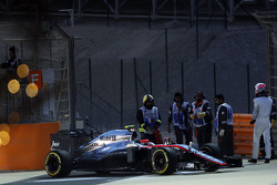 Jenson Button, McLaren MP4-30 se detiene en el circuito durante la clasificación