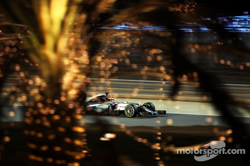 Hamilton flitst in Bahrein