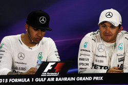 Льюис Хэмилтон, Mercedes AMG F1 с напарником Нико Росбергом, Mercedes AMG F1 на пресс-конференции ФИ