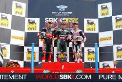 Podium : segundo lugar, Chaz Davies, Ducati Team, el ganador, Jonathan Rea, Kawasaki, y el tercer lugar, Michael van der Mark, Pata Honda