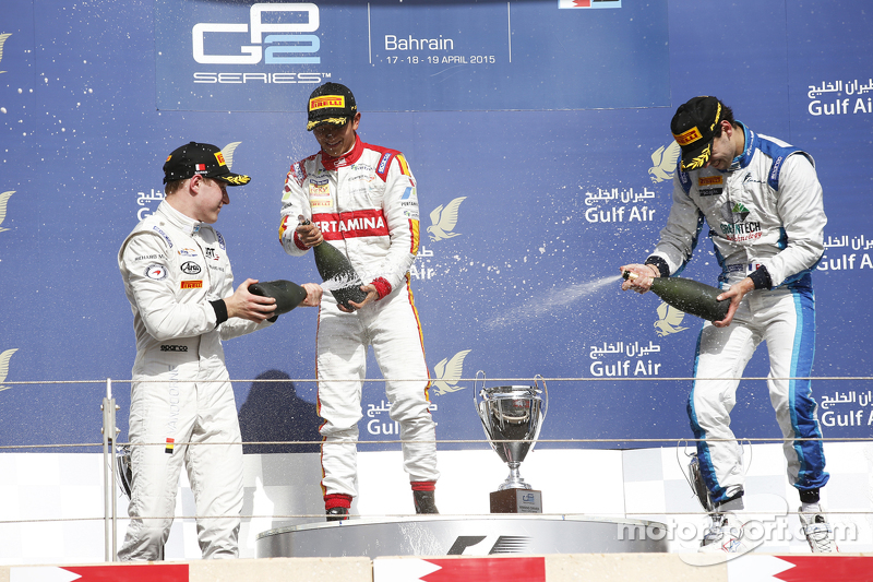 Le vainqueur Rio Haryanto, Campos Racing, le deuxième Stoffel Vandoorne, ART Grand Prix et le troisième Nathanael Berthon, Lazarus