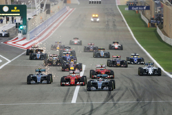 Lewis Hamilton, Mercedes AMG F1 W06 mène au départ de la course