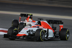 Will Stevens, Manor F1 Team devant son équipier Roberto Merhi, Manor F1 Team