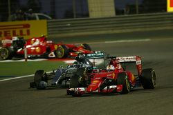 Sebastian Vettel, Ferrari SF15-T y Nico Rosberg, Mercedes AMG F1 W06