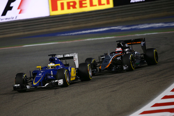 Marcus Ericsson, Sauber C34 and Nico Hulkenberg, Sahara Force India F1 VJM08 battle for position